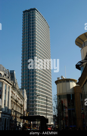 Centre Point office tower vue de Tottenham Court Road London England Banque D'Images