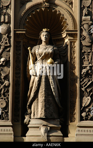 Statue de la reine Victoria le monument de Temple Bar dans le Strand London England Banque D'Images