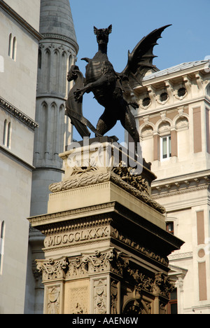 Statue de dragon héraldique sur Temple Bar monument à The Strand, London, England, UK Banque D'Images