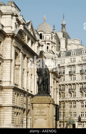 Statue de Spencer Compton contre l'imposante architecture de Horse Guards Avenue Londres Angleterre Banque D'Images
