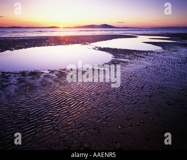 Coucher de soleil sur le Solway Firth près de Silloth Cumbria avec les collines de Galloway Ecosse à l'horizon Banque D'Images