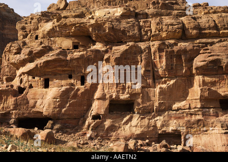 Logements et tombes taillées dans la roche solide Petra Jordanie Banque D'Images