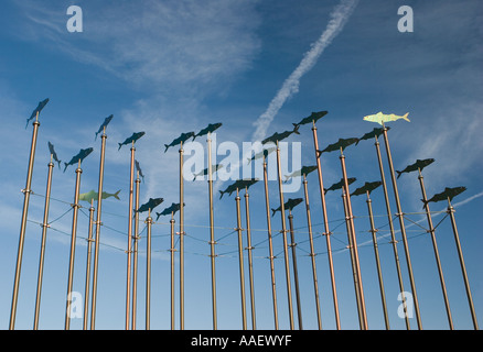 Fish on Poles mobil art pivotant présente la statue, Piscatorial Seaside architecture des aubes de temps sur la promenade côtière Southport Merseyside, Royaume-Uni Banque D'Images