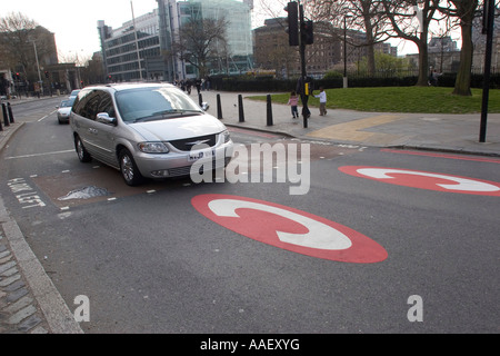 London, Tower Hill Congestion Charge voiture signes entrant Banque D'Images