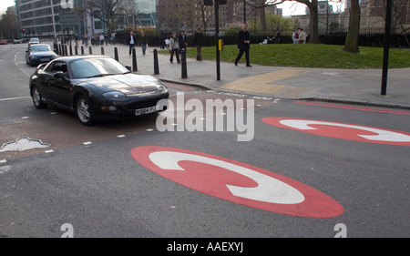 London, Tower Hill Congestion Charge voiture signes entrant Banque D'Images