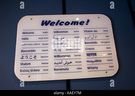 Panneau de bienvenue en 21 langues différentes Banque D'Images