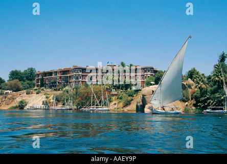 Felouque sur le Nil Assouan Egypte l'extérieur de l'hôtel Cataract Banque D'Images