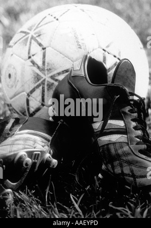 Le soccer (football) Bottes et ball, herbe, détails Banque D'Images