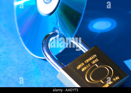 CD cadenassé pour empêcher le vol de données confidentielles. Utilisez UNIQUEMENT ÉDITORIALE Banque D'Images