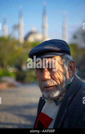 Un portrait d'un homme dans la place Sultanahmet avec la Mosquée Bleue Istanbul Turquie NR Banque D'Images