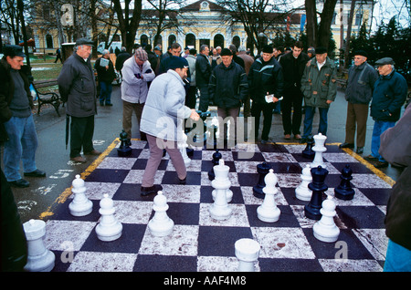 De vieux hommes jouant aux échecs sur la rue un damier géant. Banja Luka, République de Serbie, Bosnie-Herzégovine, Balkans. Banque D'Images