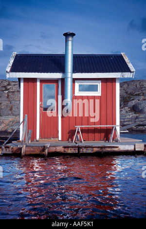 Petit sauna chalet sur le bord de l'eau dans Bohusland ouest de la Suède Banque D'Images