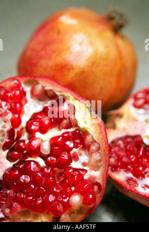 Punica granatum Grenadier coupé en deux Banque D'Images