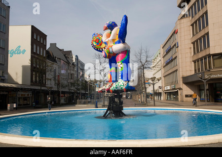 Fontaine figure conçue par Niki de Saint Phalle Duisburg cityaint Banque D'Images