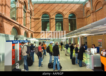 Passagers en attente d'acheter des billets de train en Dresdner récemment reconstruit la gare principale Hauptbahnhof Deutsche BAhn DB Banque D'Images