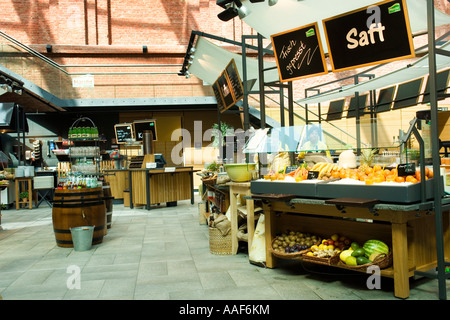 Le restaurant Moevenpick marche la gare principale de Dresde Banque D'Images