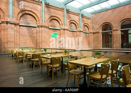 Le restaurant Moevenpick marche la gare principale de Dresde Banque D'Images