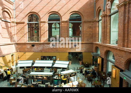 Le restaurant Moevenpick marche la gare principale de Dresde Banque D'Images