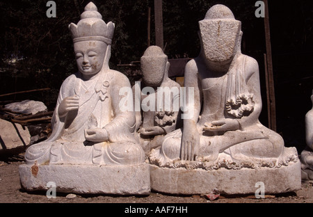 Plan de travail en marbre, wc séparés Mandalay Le visage est sculpté à la dernière étape du travail Banque D'Images