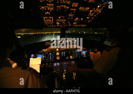 Pilot pilot travaillant dans un Boeing 737 usage éditorial uniquement aucune publicité négative Banque D'Images