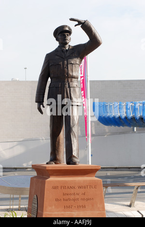 Statue de Sir Frank Whittle, Millennium Place, Coventry, West Midlands, England, UK Banque D'Images