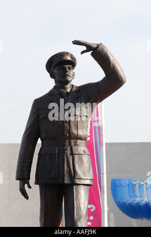 Statue de Sir Frank Whittle, Millennium Place, Coventry, West Midlands, England, UK Banque D'Images