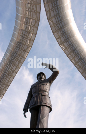 Statue de Sir Frank Whittle Whittle et Arch, Millennium Place, Coventry, West Midlands, England, UK Banque D'Images