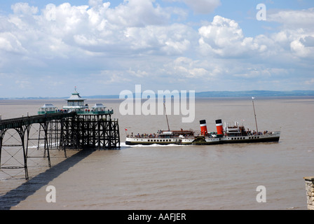 Waverley vapeur à aubes laissant Clevedon pier, Somerset, England, UK Banque D'Images