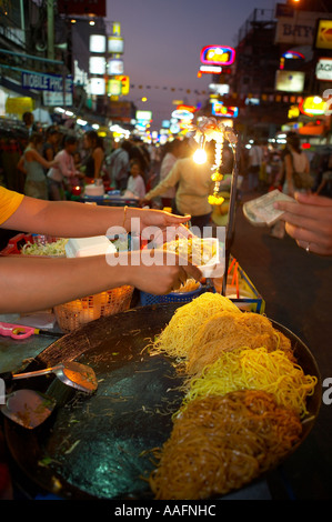 En espèces street food Pad Thai noodles vendus sur le Khao San Road Bangkok, Thaïlande Banque D'Images