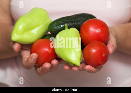 Les mains tenant des légumes frais Banque D'Images