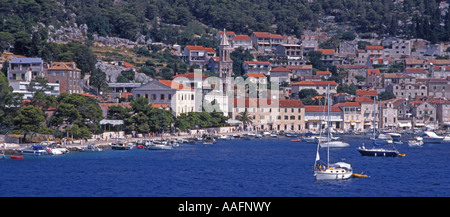 La ville de Hvar, Hvar, Dalmatie, Croatie. La ville de Hvar et de bateaux dans port, vu de Ferry Banque D'Images