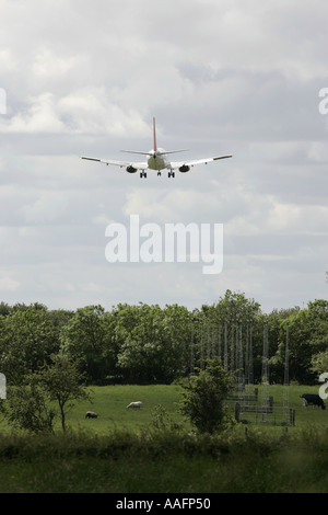 Easyjet Boeing 737 approche sur l'aéroport international de Belfast aldergrove county antrim Irlande du Nord Banque D'Images