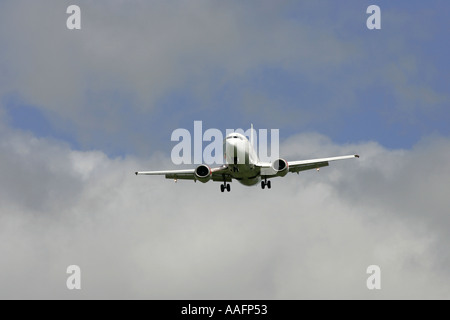 BMI baby Boeing 737 approche sur l'aéroport international de Belfast aldergrove county antrim Irlande du Nord Banque D'Images