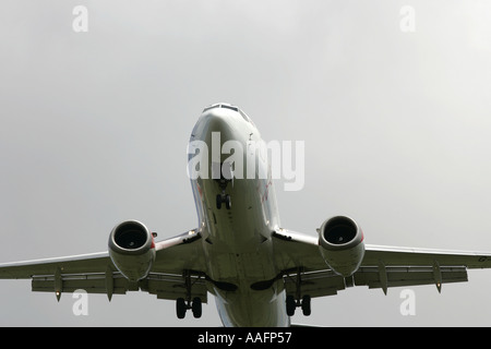 BMI baby Boeing 737 approche sur l'aéroport international de Belfast aldergrove county antrim Irlande du Nord Banque D'Images