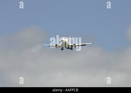 Easyjet Boeing 737 approche sur l'aéroport international de Belfast aldergrove county antrim Irlande du Nord Banque D'Images