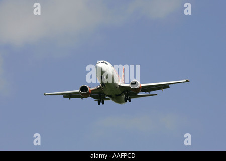 Easyjet Boeing 737 approche sur l'aéroport international de Belfast aldergrove county antrim Irlande du Nord Banque D'Images