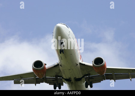 Easyjet Boeing 737 approche sur l'aéroport international de Belfast aldergrove county antrim Irlande du Nord Banque D'Images