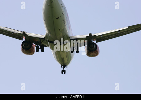 Easyjet Boeing 737 approche sur l'aéroport international de Belfast aldergrove county antrim Irlande du Nord Banque D'Images