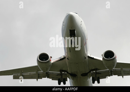 BMI baby Boeing 737 approche sur l'aéroport international de Belfast aldergrove county antrim Irlande du Nord Banque D'Images