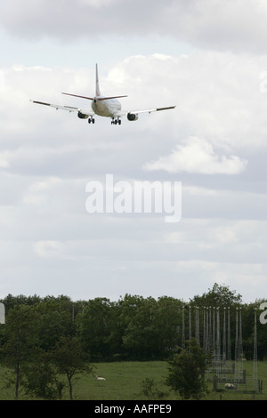 BMI baby Boeing 737 approche sur l'aéroport international de Belfast aldergrove county antrim Irlande du Nord Banque D'Images