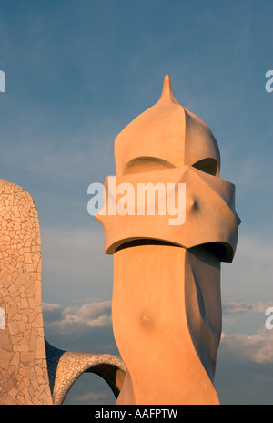 Détails de cheminées à la Pedrera Casa Mila.. Barcelone. L'Espagne. Banque D'Images