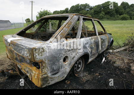 Ford Escort brûlé vandalisé le comté de Down en Irlande du Nord Banque D'Images