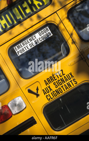 Low angle view of lights schoolbus et signer Banque D'Images