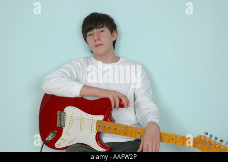 Jeune Homme Pose Avec Guitare électrique Sur Son épaule Dans Un Magasin De  Musique.
