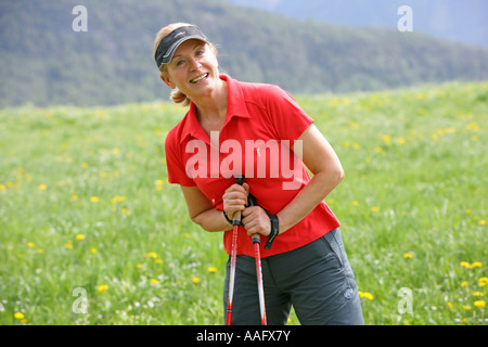 Woman doing nordic walking, Frau beim la marche nordique Banque D'Images