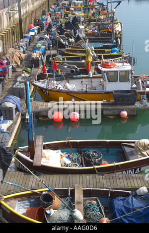 Plusieurs petits bateaux de pêche amarré à la marina de Brighton, East Sussex, UK Banque D'Images