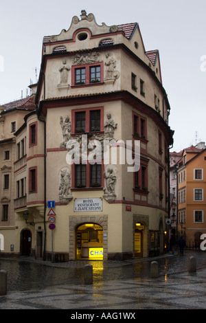 Golden Well Hotel et restaurant sur une matinée pluvieuse à Prague, République Tchèque Banque D'Images