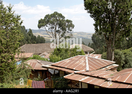 Maisons des prêtres avec l'étain de toits de tôle ondulée, près de l'empereur Menelik s'ancien Palais Addis Ababa Ethiopie Afrique Banque D'Images