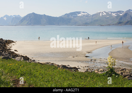 Plage de sable avec des baigneurs îles Lofoten Banque D'Images
