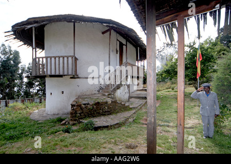 Maison d'hôtes de l'empereur Menelik s'ancien palais avec protection en saluant Entoto collines au-dessus de Addis Ababa Ethiopie Afrique Banque D'Images